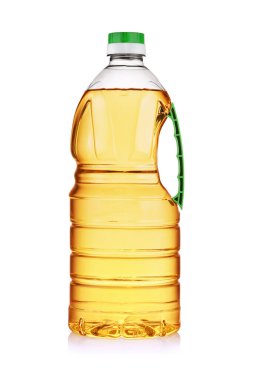 Beyaz arka planda izole edilmiş yeşil sebze yağı saplı plastik şişe..