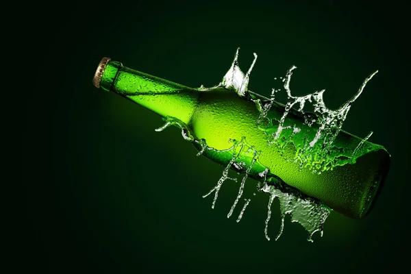 Groen Bierflesje Met Lange Hals Water Plons Groene Achtergrond — Stockfoto