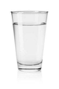 Beyaz arka planda izole edilmiş gazsız temiz su bardağı. 3B resimleme.