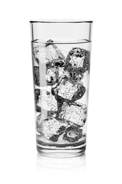 Highball Sklenice Vody Plynem Kostkami Ledu Izolované Bílém Pozadí Obrázek — Stock fotografie