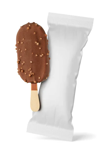 Braunes Schokoladeneis Mit Nüssen Und Sauberer Verpackung Isoliert Auf Weißem — Stockfoto