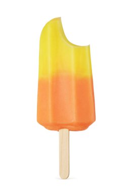 Beyaz arka planda izole edilmiş portakallı dondurma.
