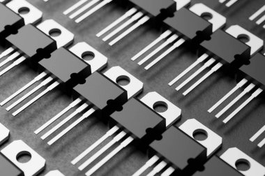 TO-220 paketindeki elektronik parçalar art arda dizilmiş. 3B resimleme.