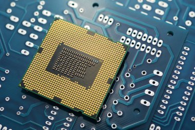 Elektronik bileşenli baskılı PCB üzerinde PC işlemci. Yakın çekim makro çekim.