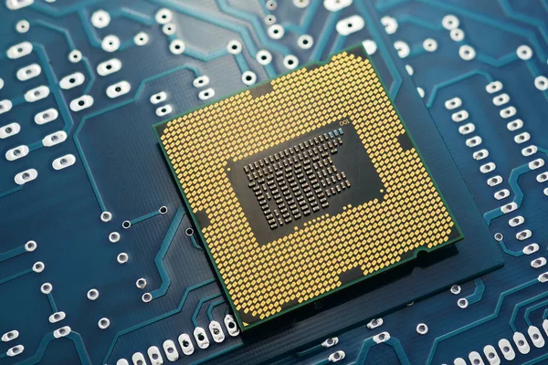 Elektronik bileşenli baskılı devre pcb üzerinde işlemci. Yakın çekim makro çekim.