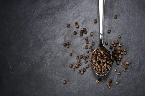 Top View Black Pepper Peppercorn Teaspoon Black Slate Background Copy — 图库照片