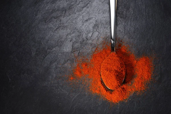 Vista Dall Alto Della Polvere Paprika Rossa Cucchiaino Sfondo Ardesia — Foto Stock