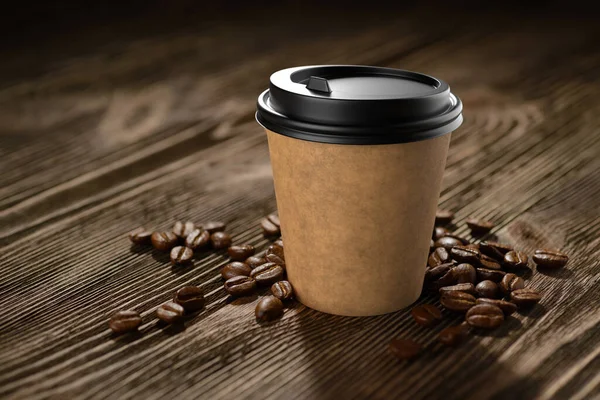 木製の机の上にコーヒー豆とエスプレッソのための使い捨ての小さな90ミリリットルコーヒーカップ 3Dレンダリングと写真 — ストック写真