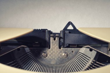 Boş kağıt kağıtlı eski mekanik daktilo. Metnin için boşluk kopyala .