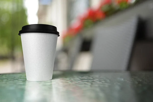 Weiße Take Away Tasse Mit Kaffee Auf Verschwommenem Hintergrund Attrappe — Stockfoto