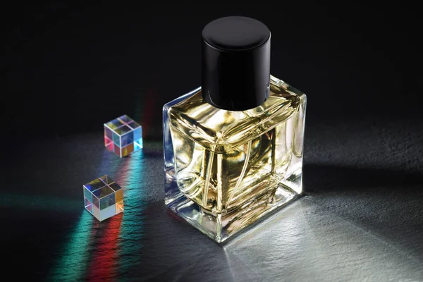 Frasco Perfume Cubos Con Reflejos Claros Sobre Fondo Pizarra Negro —  Fotos de Stock