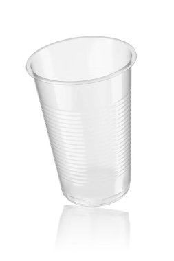 Beyaz arkaplanda izole edilmiş şeffaf tek kullanımlık bardağı temizle. 3d resimleme.