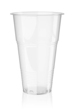 Beyaz arka planda izole edilmiş şeffaf, tek kullanımlık bira bardağını temizle. 3d resimleme.