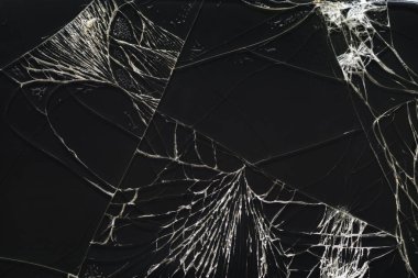 Kırık cam, çatallı akıllı telefon ekran dokusu. Siyah çatlak telefon görüntüsü.