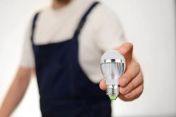 Operaio con lampadina a LED — Foto Stock