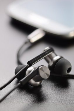 Akıllı telefon ve kulaklık masada