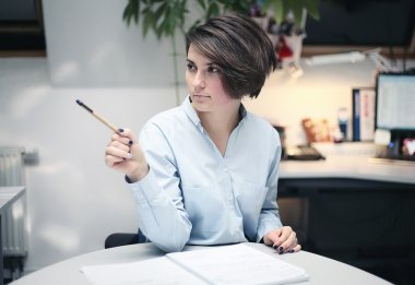 Ofisteki güzel kız.