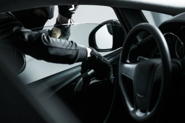 Araba Hırsızı Araba Açmaya Çalışıyor