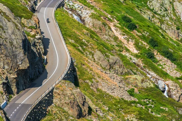 Viaje en bicicleta de verano por carretera alpina — Foto de Stock