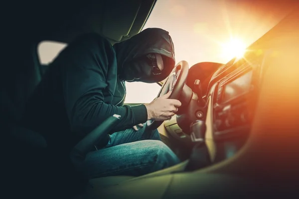 Ladrón de coches en máscara y gafas — Foto de Stock