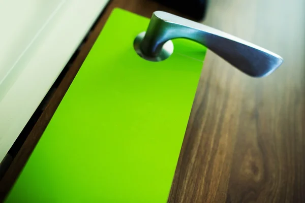 Volantino appendiabiti porta verde — Foto Stock