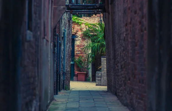 Narrow Italian Sidewalk — Stock Photo, Image