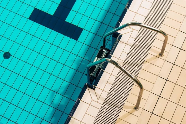 Escada de piscina — Fotografia de Stock