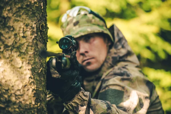 Wildjäger mit Gewehr — Stockfoto