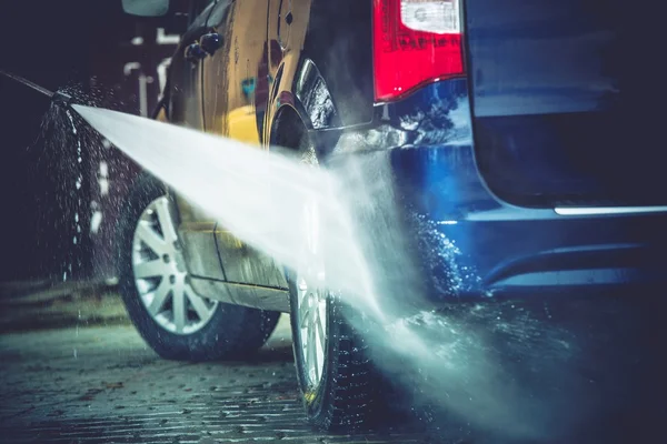 Achtertuin auto wassen — Stockfoto