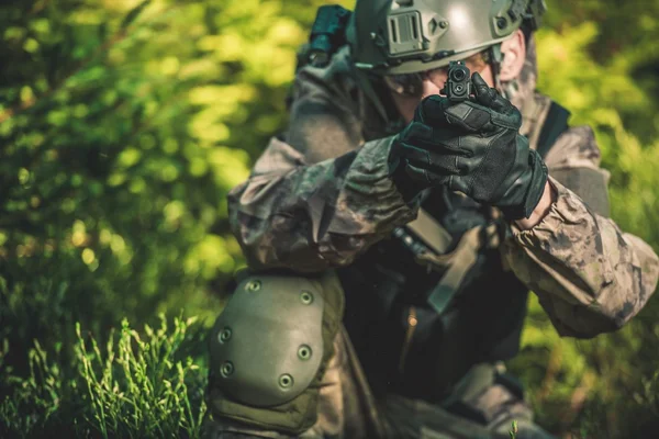 Soldat mit Handfeuerwaffe — Stockfoto