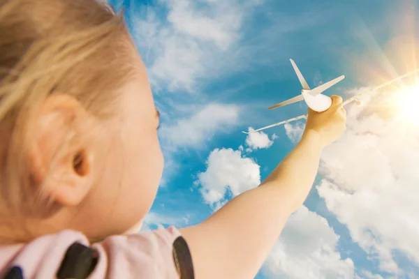 Девушка мечты о воздушном путешествии — стоковое фото