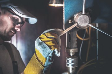 Küçük matkap bir garajda çalışır