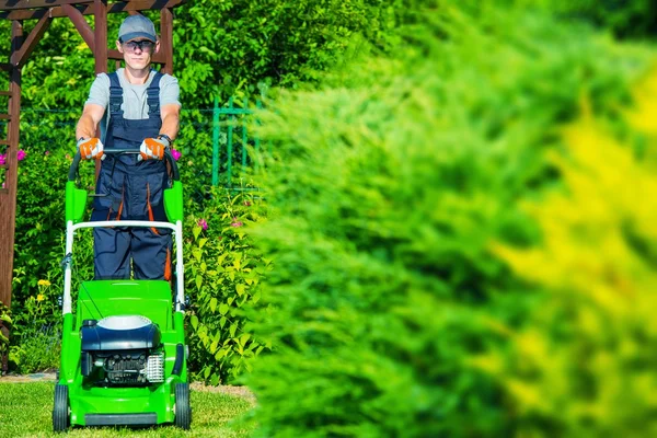 Trädgårdsmästare gräs slåtter — Stockfoto