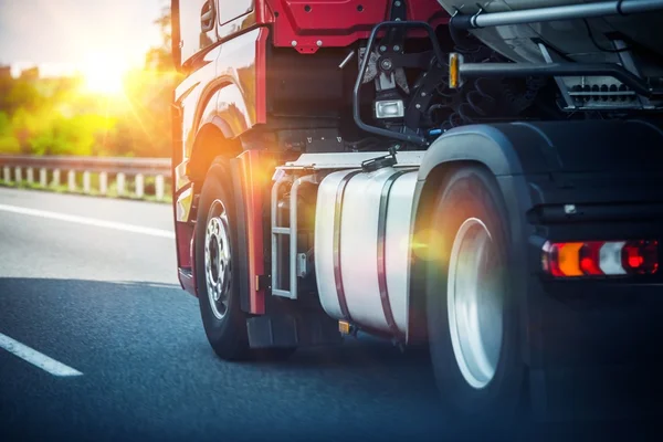 Semi-vrachtwagen op een snelweg — Stockfoto