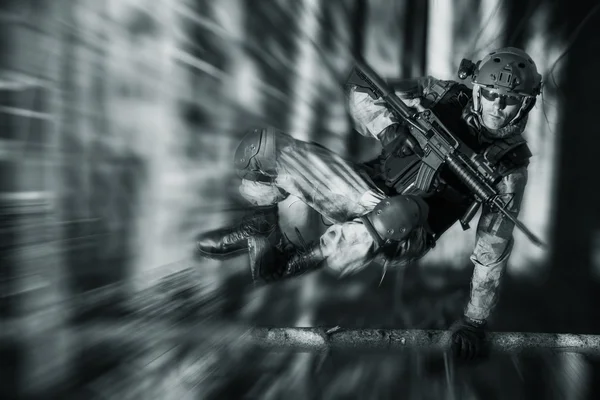 Soldado del ejército en acción — Foto de Stock