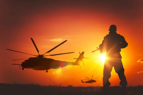 Militaire missie bij zonsondergang — Stockfoto
