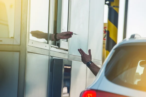 Autobahngebühr zahlen — Stockfoto