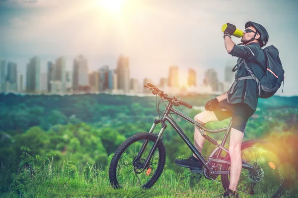 Ciclismo de montaña cerca de la ciudad — Foto de Stock