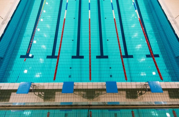 Schwimmbad in voller Größe — Stockfoto