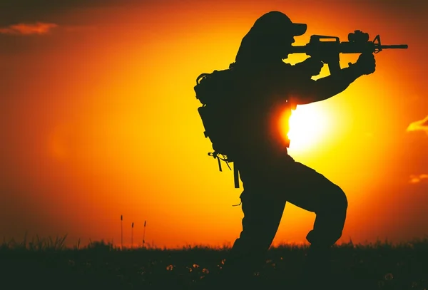 Армейский солдат с винтовкой — стоковое фото