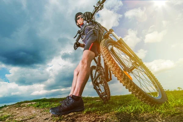 極度な山のバイカー — ストック写真