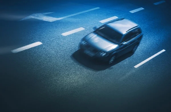 Snel rijdende auto op de snelweg — Stockfoto