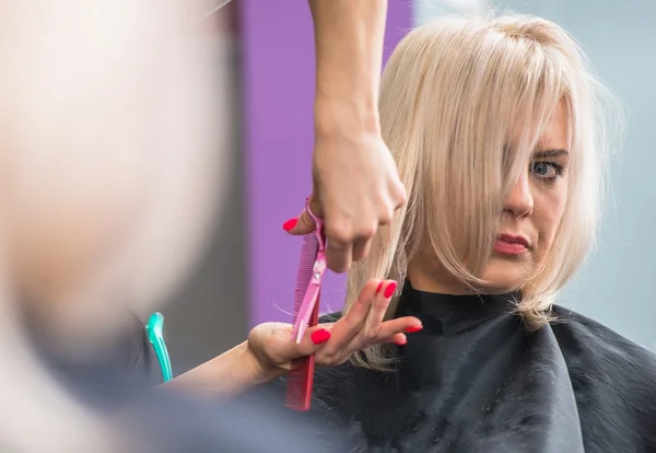 Mujer rubia consiguiendo corte de pelo — Foto de Stock