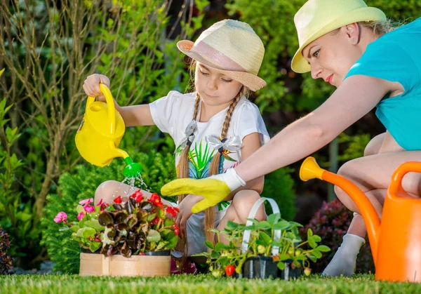 Moeder en dochter in de tuin — Stockfoto