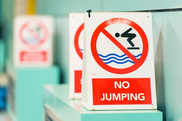 Inte hoppa i poolen — Stockfoto