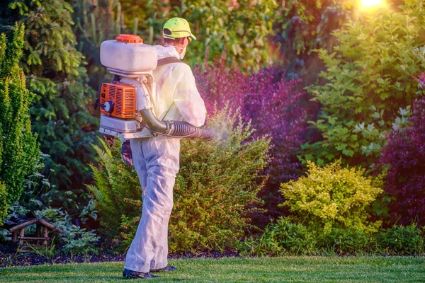 Pest Control kert, permetezés — Stock Fotó