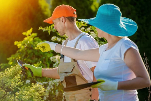 Coppia e il loro giardino — Foto Stock