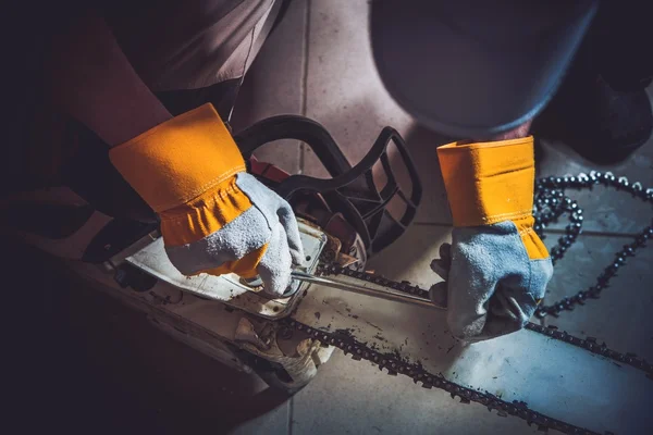 Replacing Wood Saw Chain — Stock Photo, Image