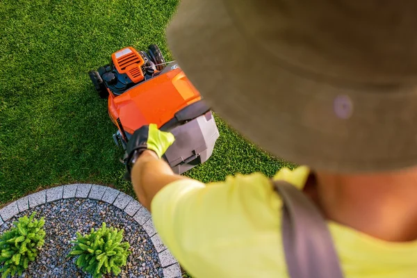 Gärtner beim Rasenmähen — Stockfoto