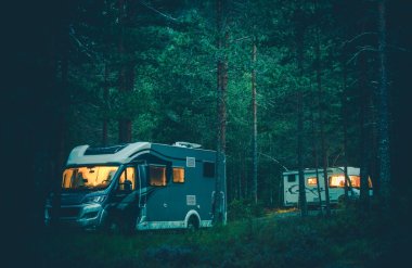 Bir vahşi doğada kamp kamyonet ve karavan